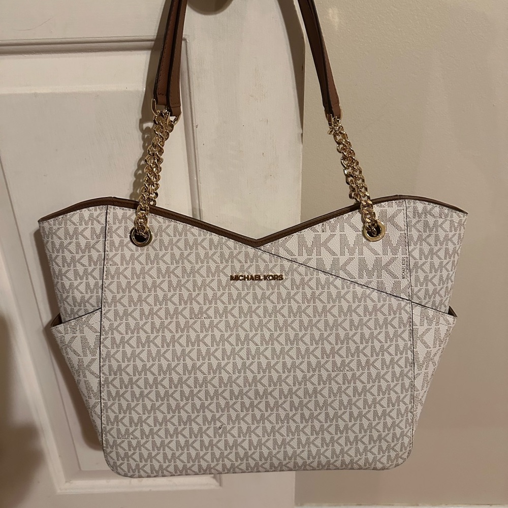 Michael Kors purse. Carried a very short time. Like new. No scuffs or stains.